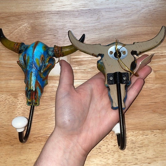NWT animal skull with horns and hook. Hangers selling both for one price. - Picture 4 of 7
